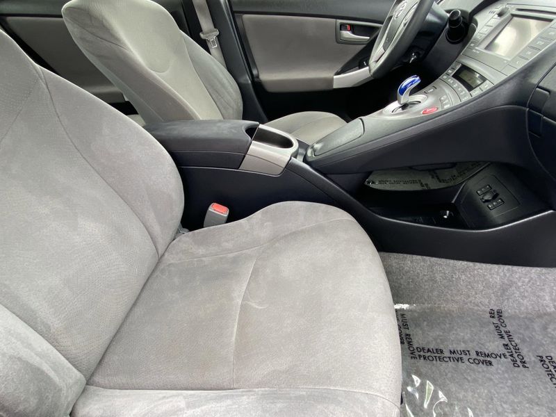 2014 Toyota Prius Plug-In BaseImage 12