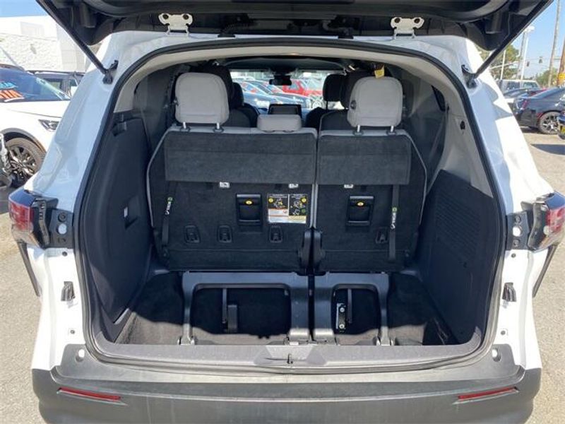 2021 Toyota Sienna LEImage 16