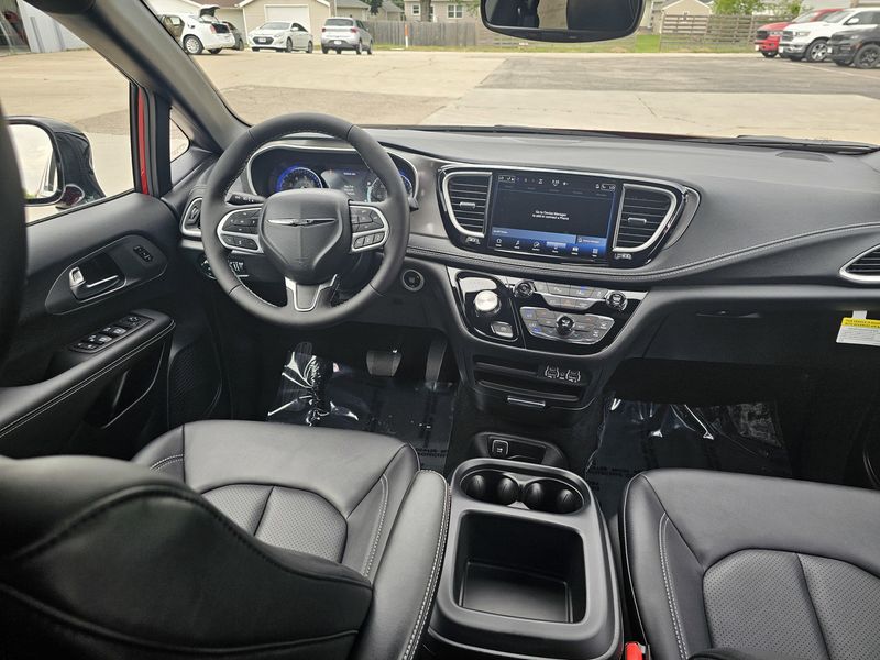 2025 Chrysler Pacifica SelectImage 15