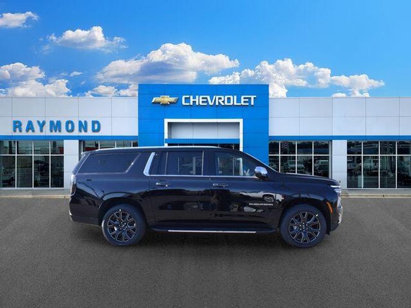 New 2026 Chevrolet Suburban PremierImage 2