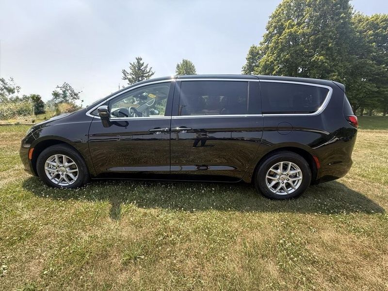 2024 Chrysler Pacifica Touring L photo 6