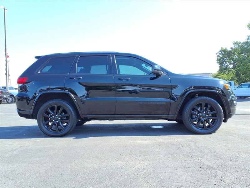 2021 Jeep Grand Cherokee Laredo X photo 3