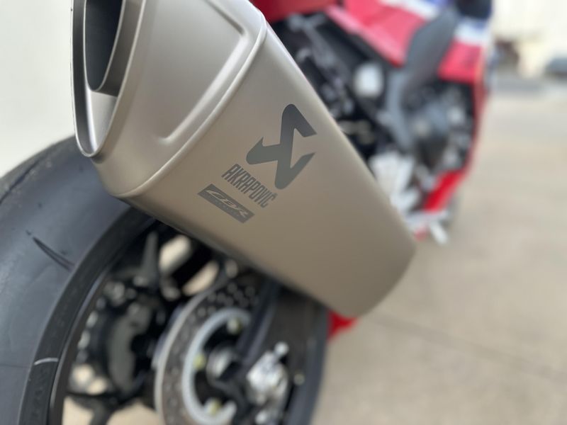 2025 Honda CBR1000RRR FIREBLADE SPImage 7