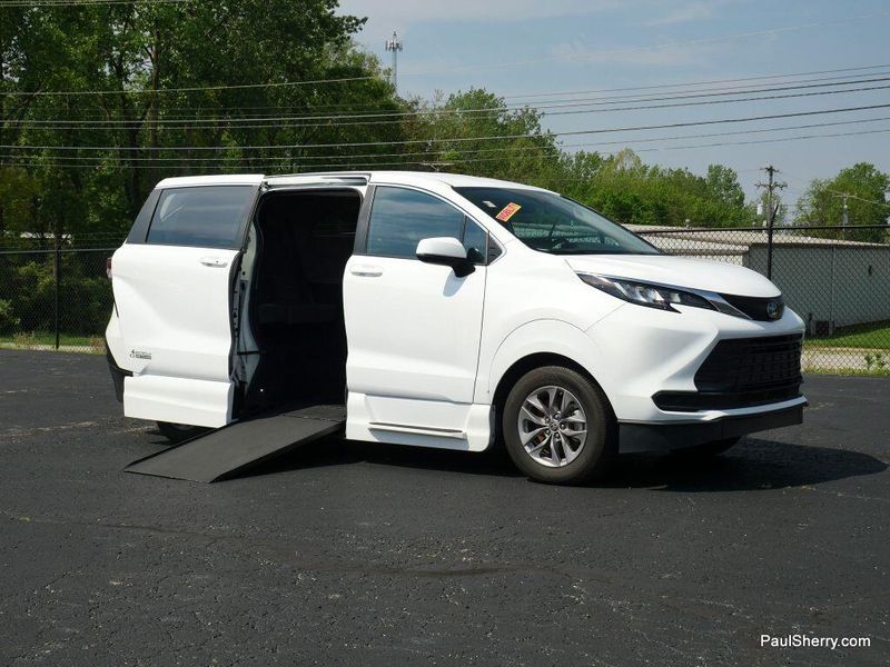 2022 Toyota Sienna Hybrid LEImage 5