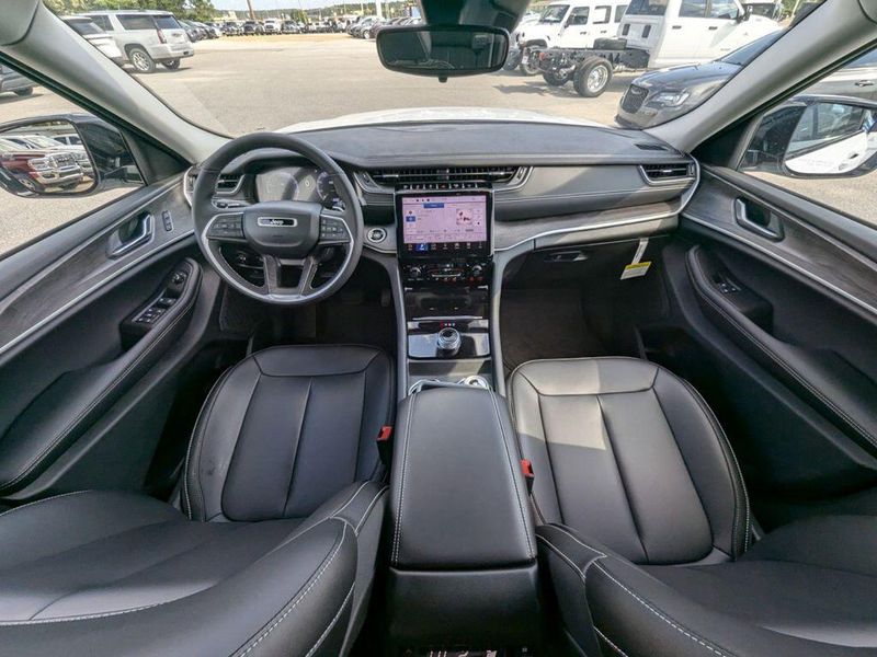 New 2024 Jeep Grand Cherokee L Limited 4x2Image 16