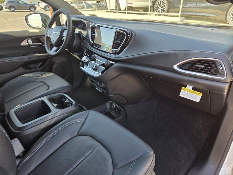 New 2026 Chrysler Pacifica Select