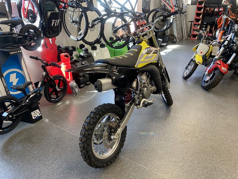 2022 Suzuki RM-85M2  in a BLACK / YELLOW exterior color. Legacy Powersports 541-663-1111 legacypowersports.net 