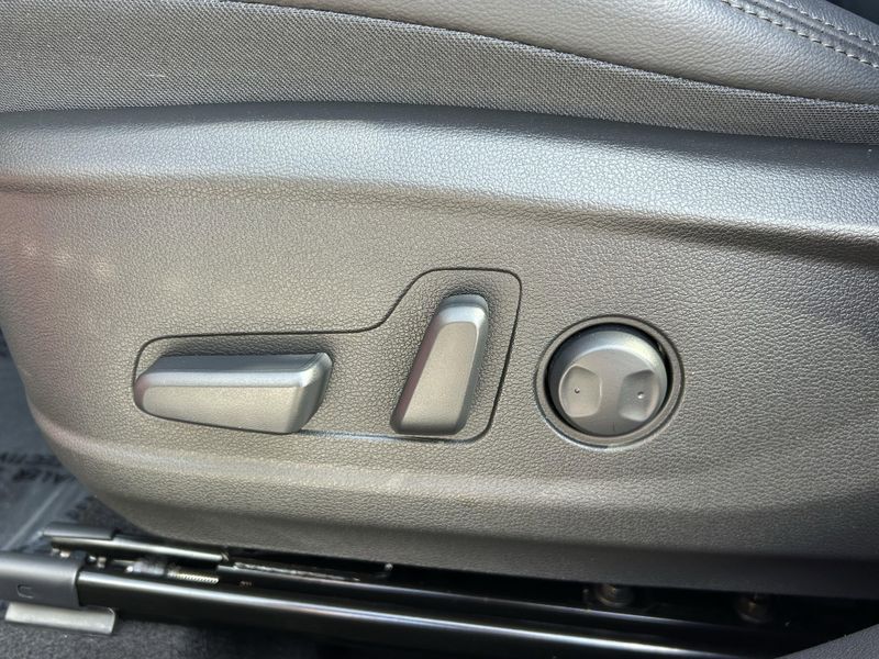 Used 2022 Hyundai Kona LimitedImage 17