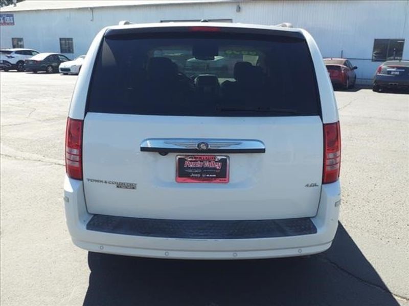 2008 Chrysler Town & Country LimitedImage 4