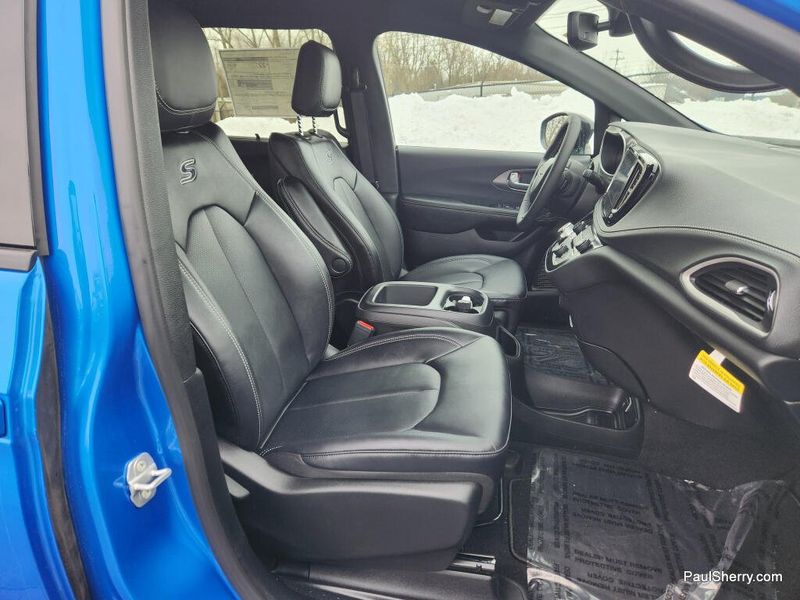 New 2026 Chrysler Pacifica Select