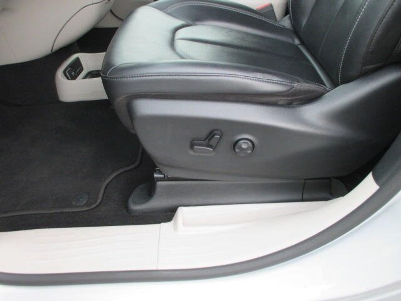 Used 2024 Chrysler Pacifica Touring LImage 17