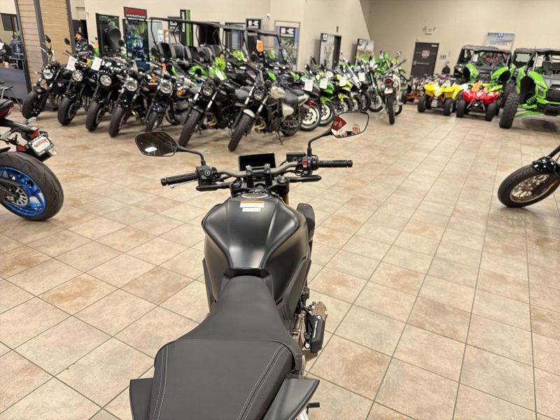 New 2026 Honda CB650R E-CLUTCH Image 25