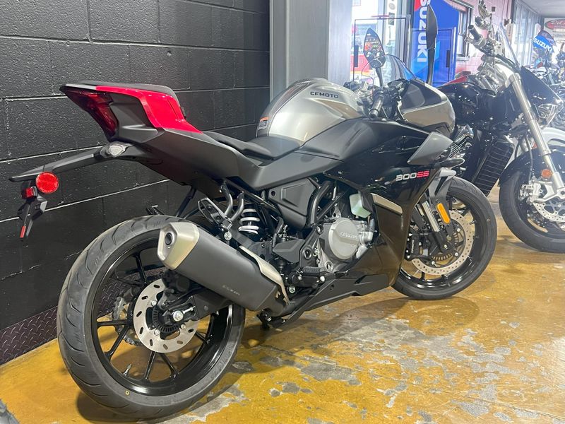 2025 CFMOTO 300SS Image 12