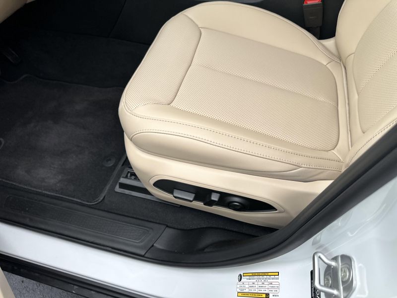 New 2025 Jeep Grand Cherokee L Limited 4x4Image 19