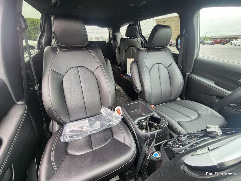 Used 2026 Chrysler Pacifica Select
