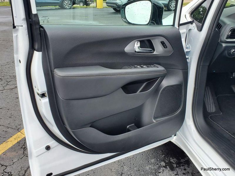 New 2025 Chrysler Pacifica SelectImage 18