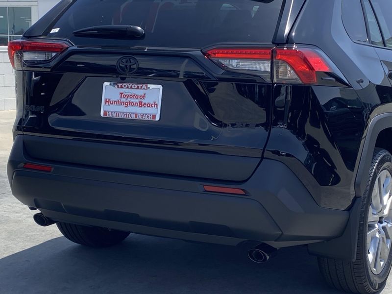2025 Toyota RAV4 XLE PremiumImage 4