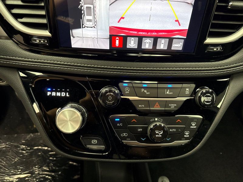 New 2026 Chrysler Pacifica SelectImage 14
