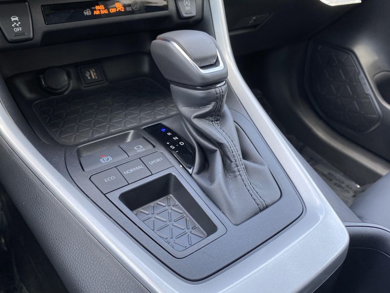 2025 Toyota RAV4 XLE PremiumImage 18