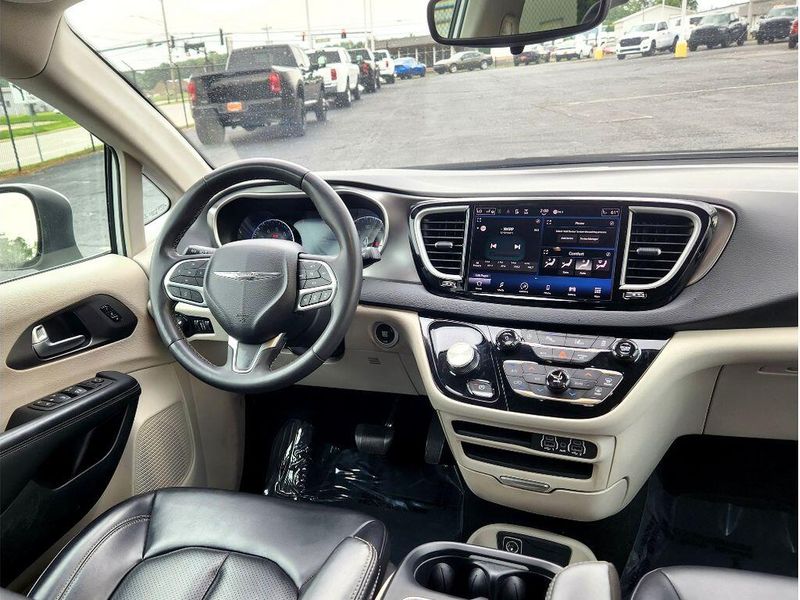 Used 2023 Chrysler Pacifica Touring L