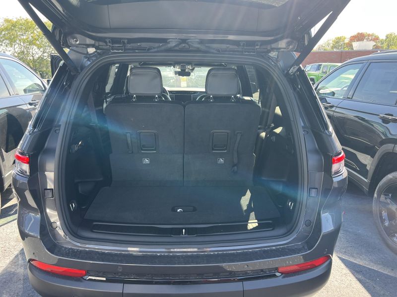 New 2025 Jeep Grand Cherokee L Limited 4x4Image 13