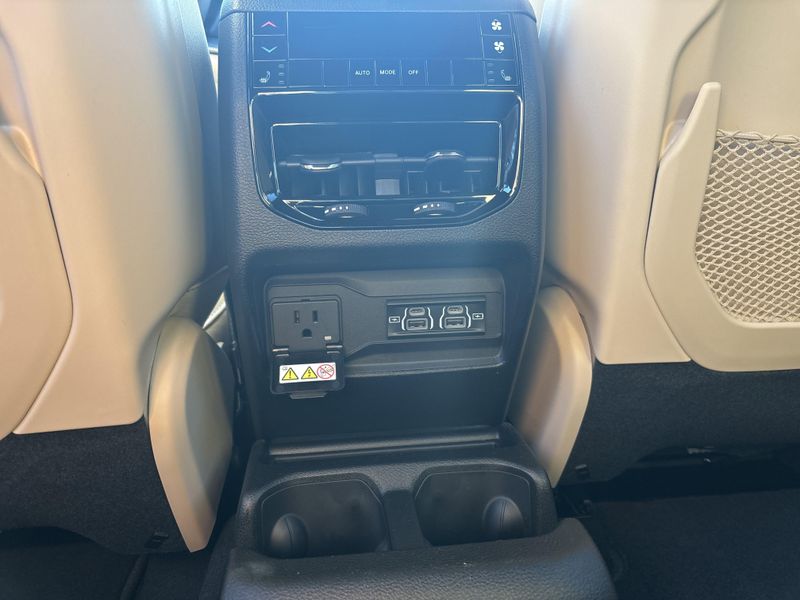 New 2025 Jeep Grand Cherokee L Limited 4x4Image 23