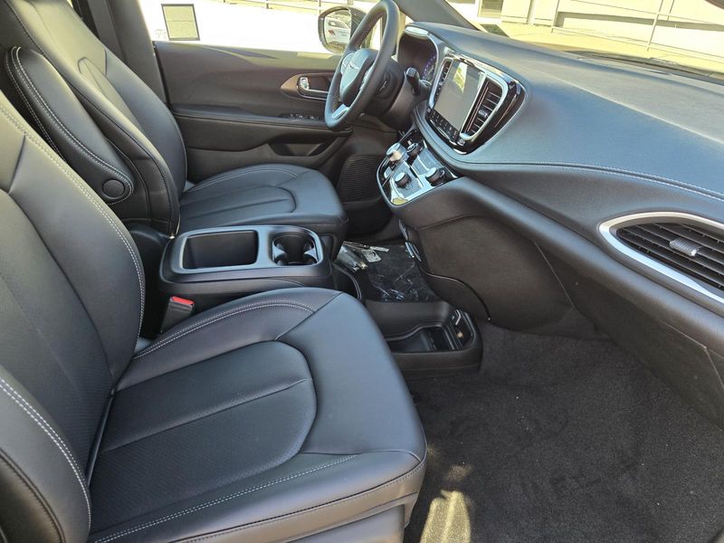 New 2026 Chrysler Pacifica Select FWD