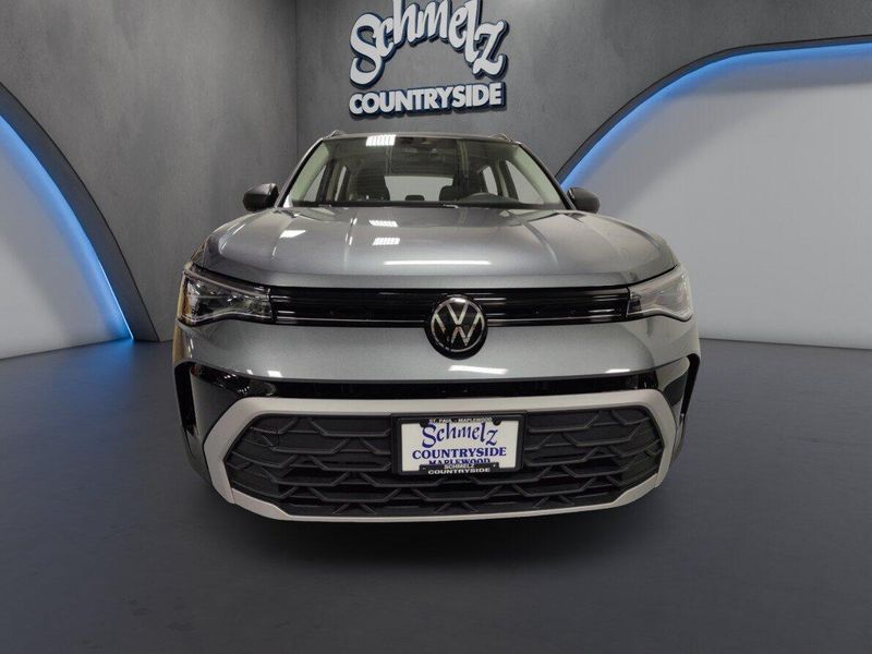 Used 2025 Volkswagen Taos SImage 2