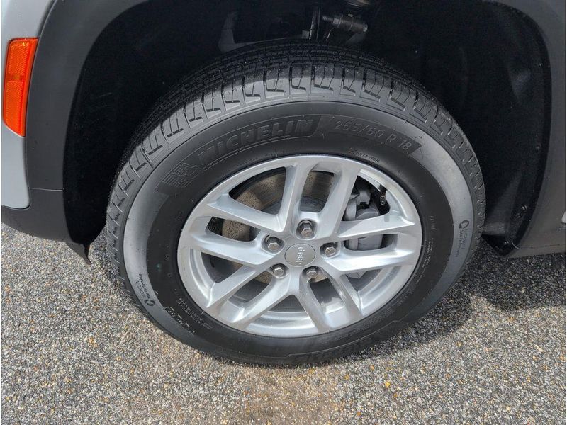 New 2025 Jeep Grand Cherokee Laredo X 4x2Image 9