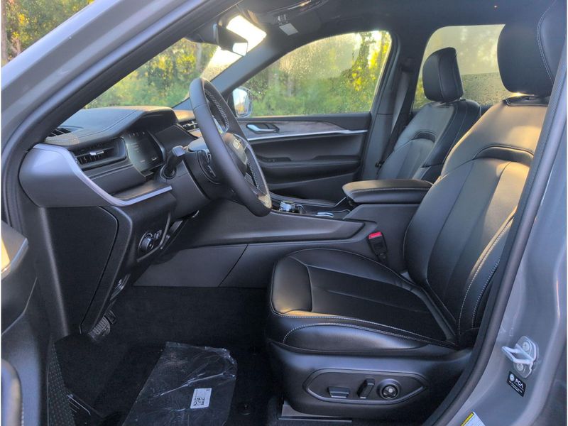 New 2027 Jeep Grand Cherokee L Limited 4x2Image 10