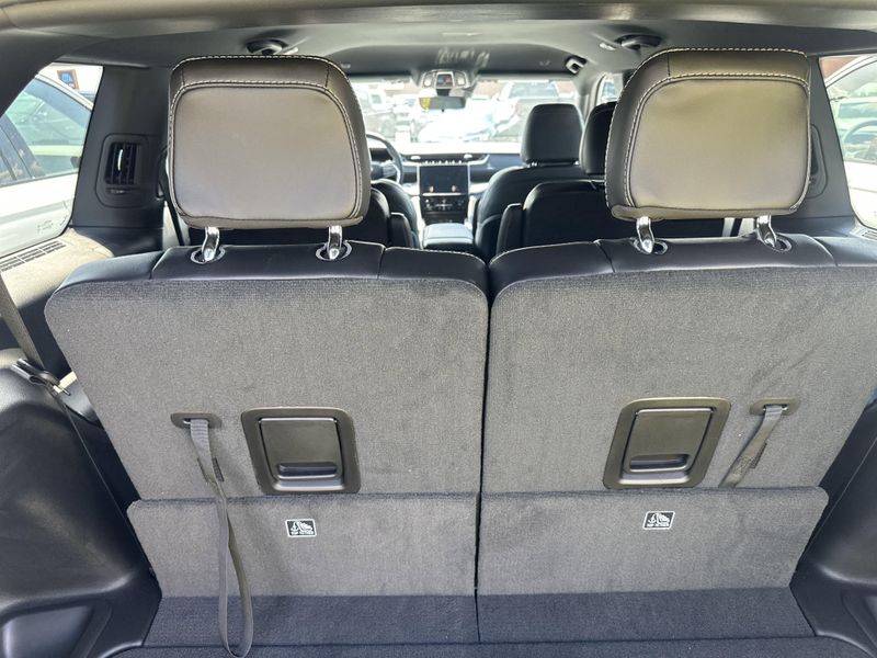 New 2025 Jeep Grand Cherokee L Limited 4x4Image 13