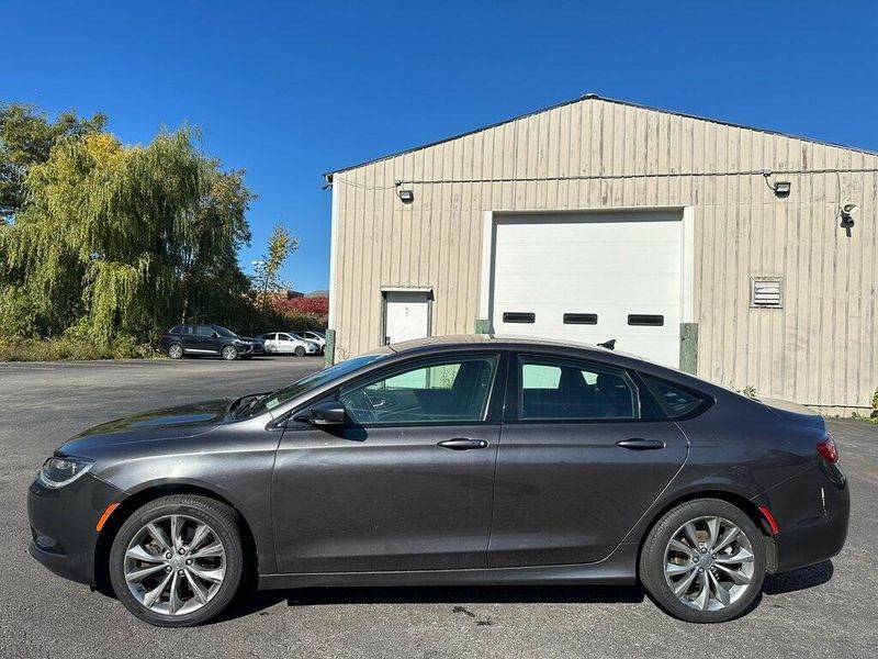 2016 Chrysler 200 SImage 10