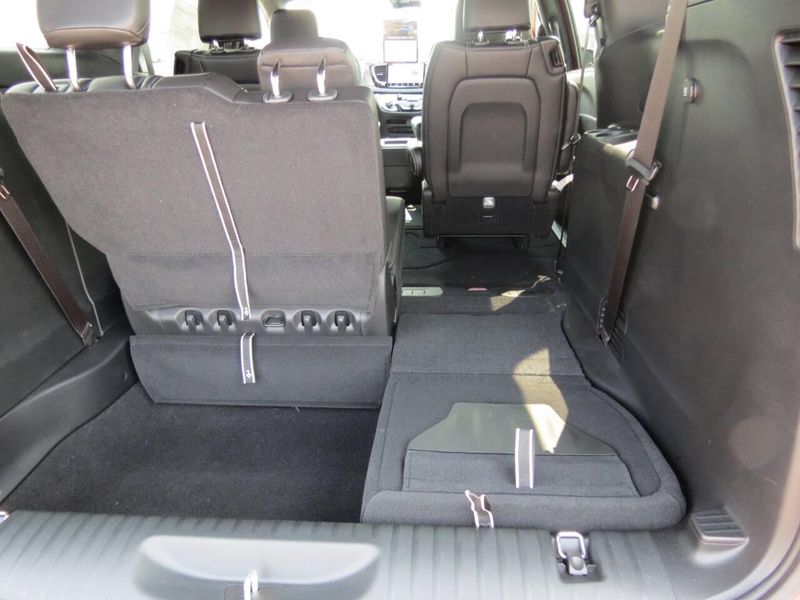 New 2026 Chrysler Voyager LxImage 28