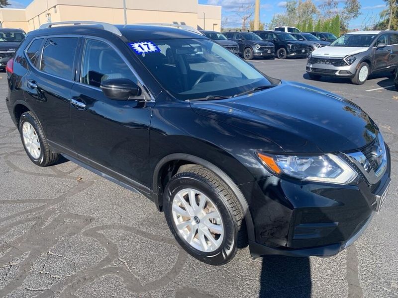 2017 Nissan Rogue SVImage 1