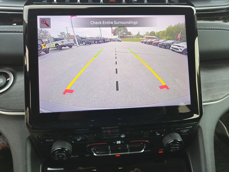 2023 Jeep Grand Cherokee Base photo 27