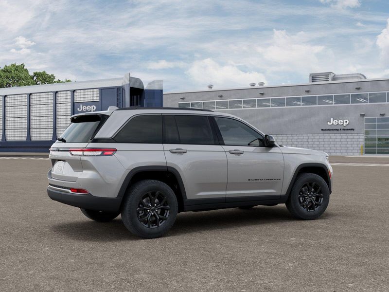 New 2026 Jeep Grand Cherokee Laredo Altitude 4x4