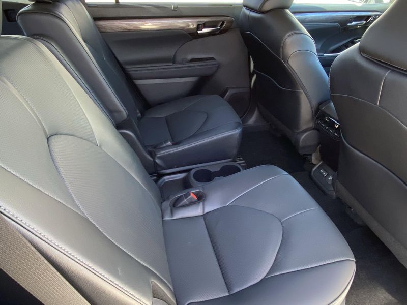 New 2025 Toyota Highlander Hybrid LimitedImage 12