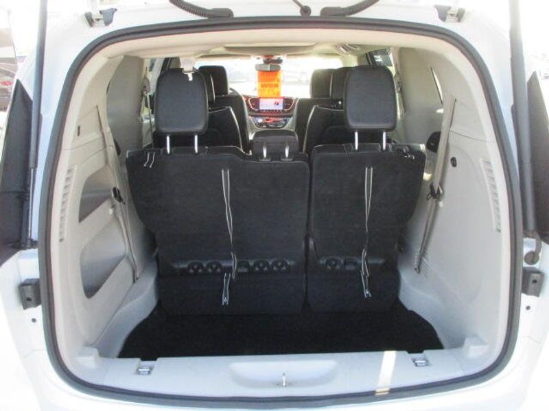Used 2023 Chrysler Pacifica LimitedImage 9