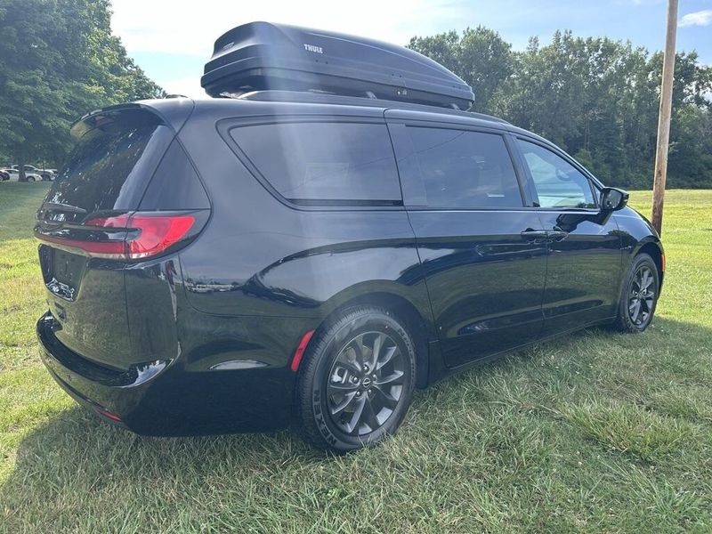 2025 Chrysler Pacifica photo 3