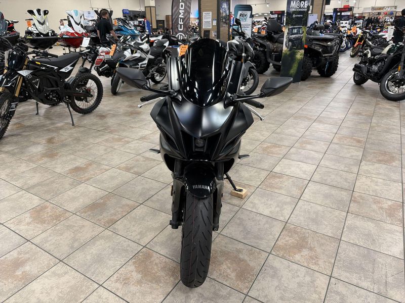 Used 2025 Yamaha YZF-R7 CA Image 12