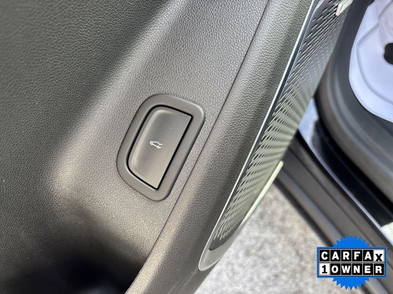 Used 2025 GMC Acadia FWD ElevationImage 25