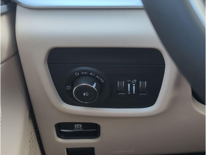 New 2026 Jeep Grand Cherokee L Limited 4x4Image 27