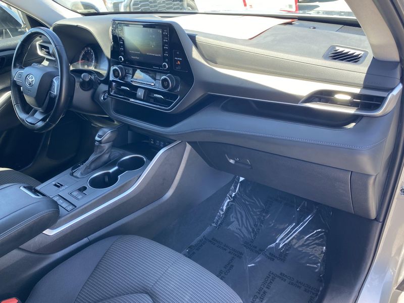 Used 2022 Toyota Highlander LEImage 9