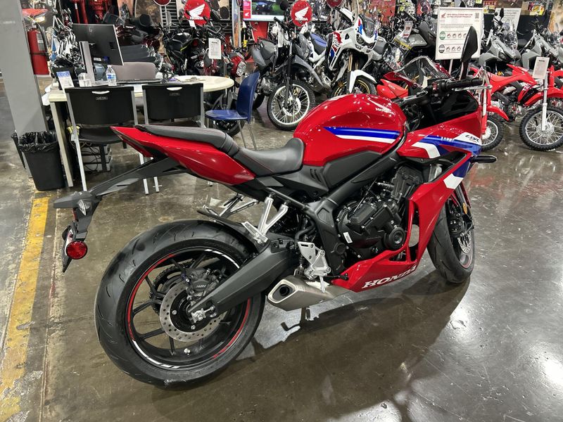 New 2026 Honda CBR650R E-CLUTCH Image 14
