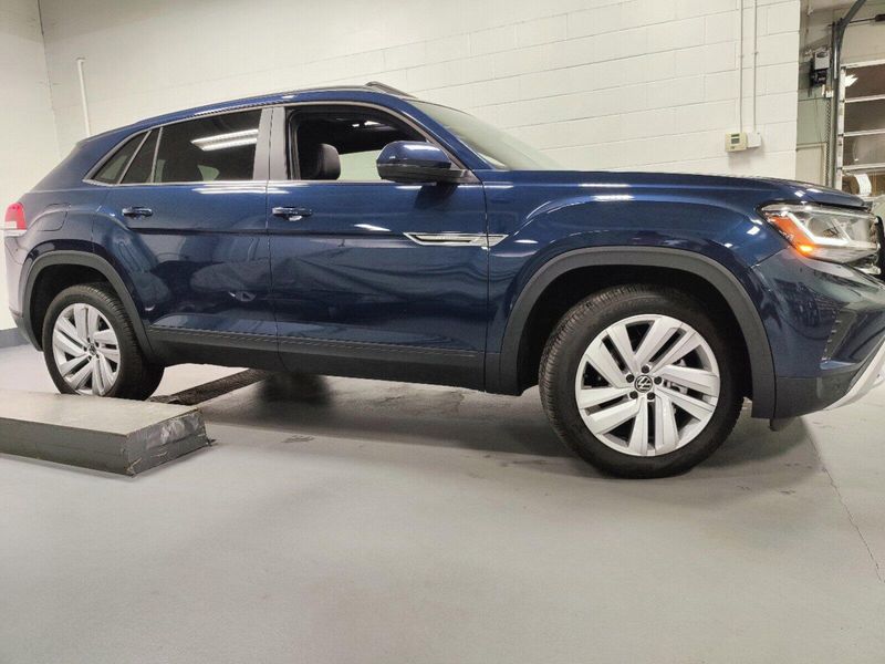 2023 Volkswagen Atlas Cross Sport V6 SE w/Technology/SunroofImage 3