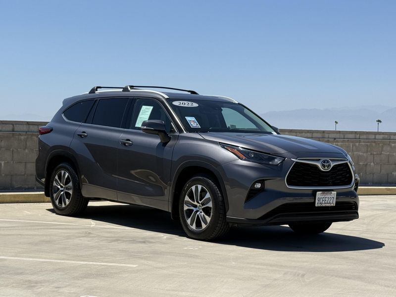 Used 2022 Toyota Highlander XLEImage 2