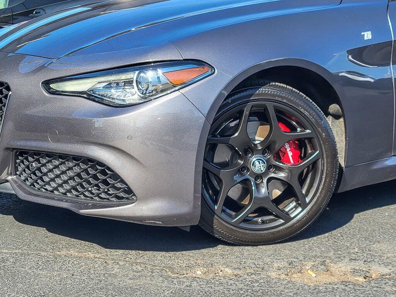2022 Alfa Romeo Giulia Ti photo 3
