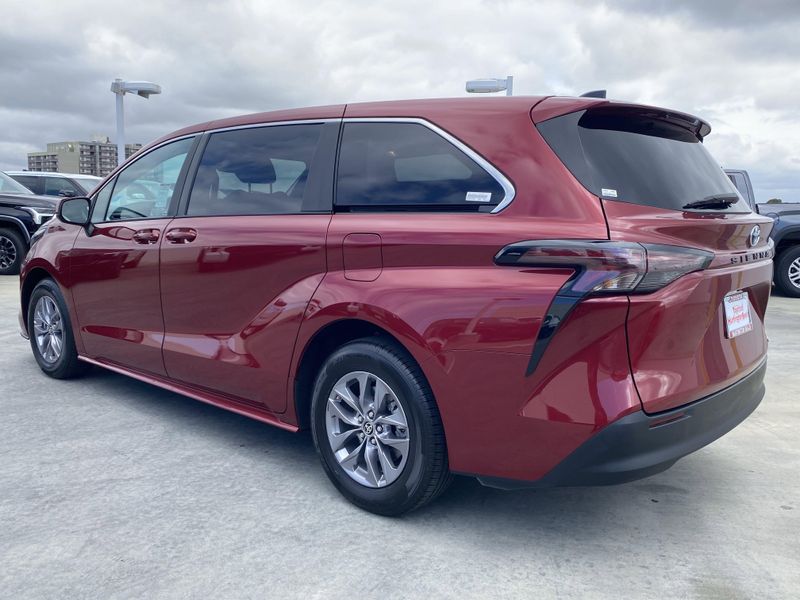 2024 Toyota Sienna LEImage 6