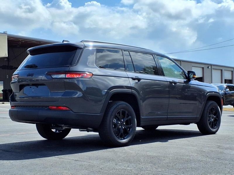2025 Jeep Grand Cherokee Altitude photo 3