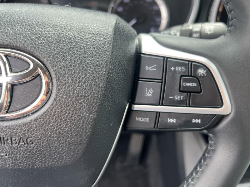 Used 2023 Toyota Highlander LImage 12